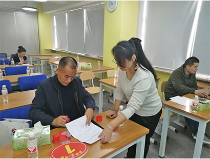 小型拍賣廳-拍賣會現場